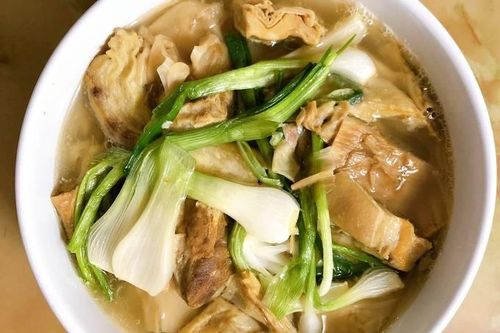 Vị thuốc trong bát canh măng ngày Tết