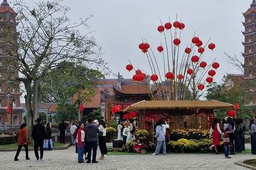 Nô nức du xuân ở ngôi chùa cổ bậc nhất miền Trung