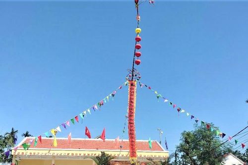 Người dân Hội An dựng cây nêu ngày Tết