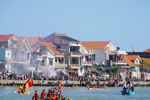 Mùng 3 Tết, về Lý Hòa xem hội đua thuyền