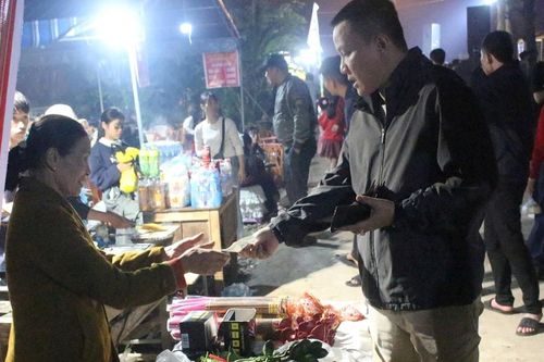 Độc đáo phiên chợ họp lúc nửa đêm trong dịp Tết Nguyên đán