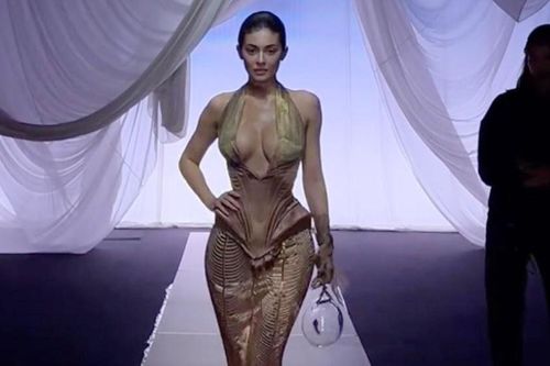 Chiếc váy quá táo bạo của Kylie Jenner