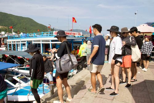 Đặc ken khách ở Bến tàu du lịch Nha Trang