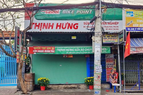 'Đỏ mắt' tìm nơi vá xe, thay nhớt dịp Tết