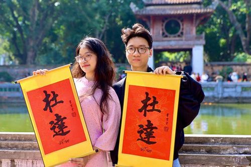 Người dân và du khách đến Văn Miếu du Xuân, xin chữ đầu năm Ất Tỵ