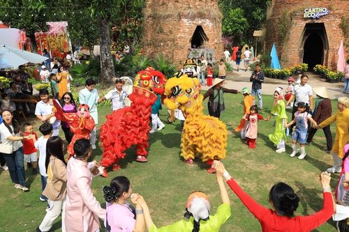 Du khách nườm nượp trải nghiệm không gian Tết 3 miền tại Cần Thơ