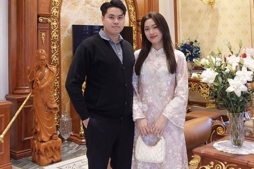 Tin nóng thể thao sáng 31/1: Phụ công đẹp nhất bóng chuyền nữ Việt Nam và chồng 'soái ca' chúc tết người hâm mộ