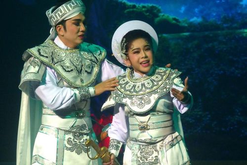 Cải lương 'quẫy đạp' để vươn dậy