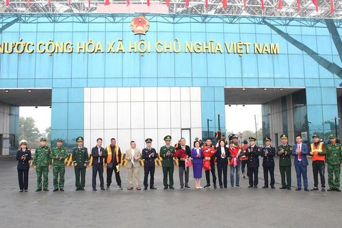 Hơn 750 tấn hàng đầu tiên xuất khẩu qua cửa khẩu Bắc Luân trong ngày đầu năm mới