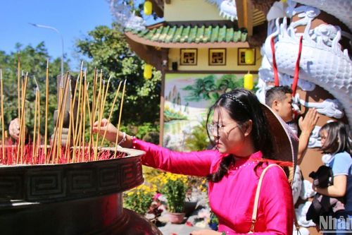 Người dân, du khách dâng hương tại chùa Linh Ứng, Đà Nẵng