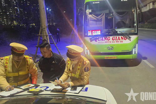 Cảnh sát giao thông TP Hà Nội kiểm soát chặt hoạt động vận tải dịp Tết