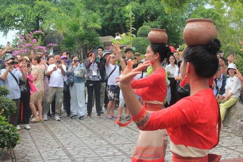 Nhiều điểm du lịch thu hút khách du xuân
