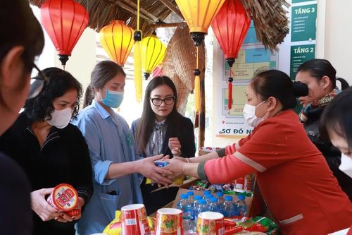 'Gian hàng 0 đồng' sẻ chia Tết yêu thương tới các mảnh đời khó khăn