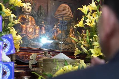 Ngày Mùng 3 Tết, người dân Hà Nội tấp nập đi lễ chùa Phúc Khánh cầu an