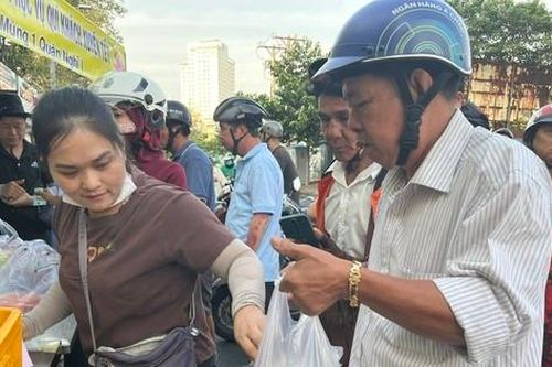 Chen chân mua gà cúng mùng 3 Tết