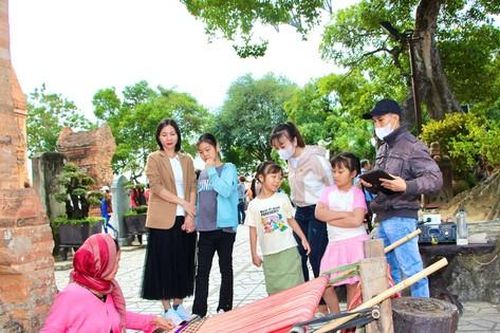 Du khách xem nghệ nhân Chăm làm gốm, dệt thổ cẩm ngày Tết