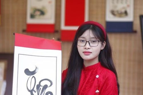 Ngắm nét chữ thư pháp của cô đồ 9x tại ngôi chùa nổi tiếng Bắc Giang