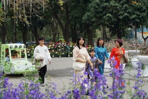 Hà Nội: Công viên vắng vẻ, 'hà mã baby' gây ấn tượng