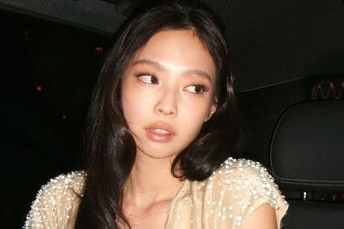 Jennie (BlackPink) diện váy xẻ táo bạo