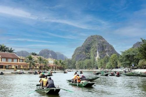 Ninh Bình đón hàng vạn du khách tại các điểm du lịch nổi tiếng dịp đầu xuân