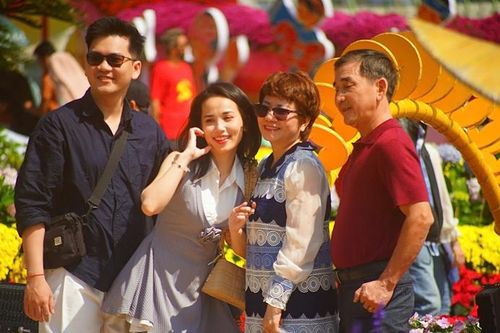 Du khách thích thú check-in đường hoa Xuân Đà Nẵng 2025