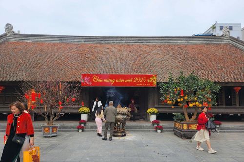 Khách thập phương chiêm bái ngôi đình gần 300 năm tuổi