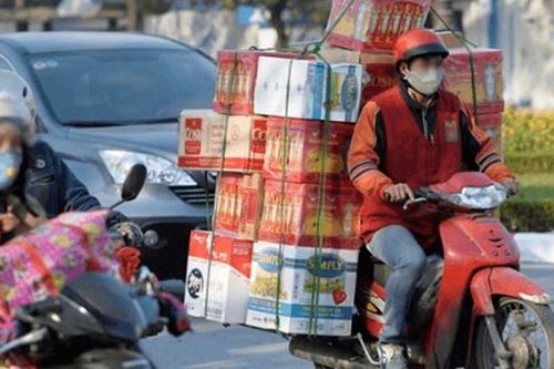 Đi xe máy chở đồ cồng kềnh bị xử phạt như thế nào?