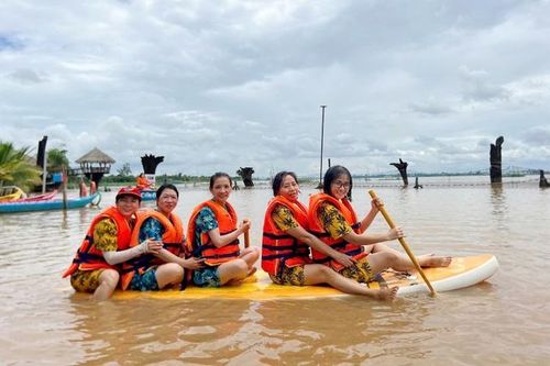 Các điểm du lịch miền Tây thu hút hàng ngàn du khách dịp Tết