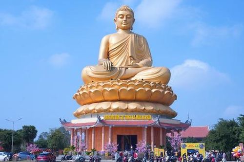 Hàng vạn du khách vãn cảnh ngôi chùa có tượng Phật lớn bậc nhất Bắc Trung Bộ