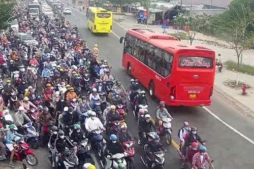 Người dân vất vả chờ qua cầu Rạch Miễu ngày mùng 3 Tết