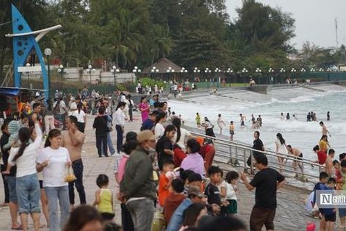 Tết Ất Tỵ 2025: Du khách ùn ùn kéo về Bình Thuận nghỉ dưỡng