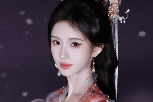 Nhan sắc như tiên nữ hạ phàm của Cúc Tịnh Y