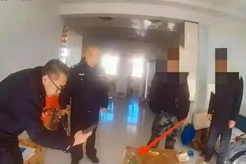 Bị mắng vì bài tập về nhà, cậu bé tố cáo bí mật của bố với cảnh sát