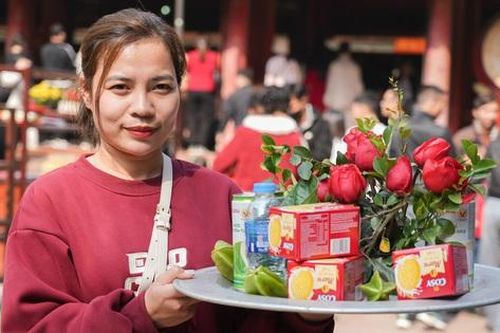 Hàng vạn người chiêm bái, dâng hương tại đền thờ Tản Viên Sơn Thánh trong ngày đầu Xuân