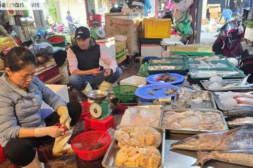 Thị trường mùng 3 Tết Ất Tỵ: Sức mua tăng nhẹ, nguồn cung hàng hóa dồi dào
