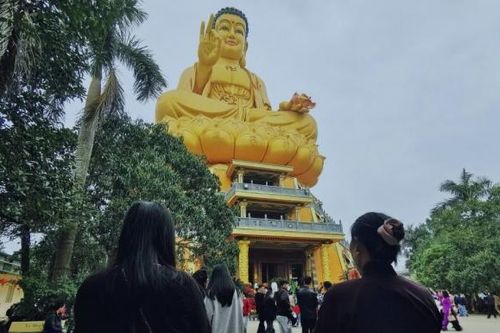 Hàng nghìn người cầu an dưới tượng Phật lớn nhất Đông Nam Á