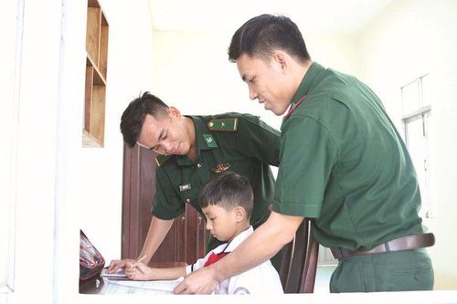Tết đầu tiên của 'con nuôi'