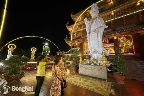 Người dân du Xuân, thắp hương tại các chùa ở Đồng Nai dịp đầu năm mới