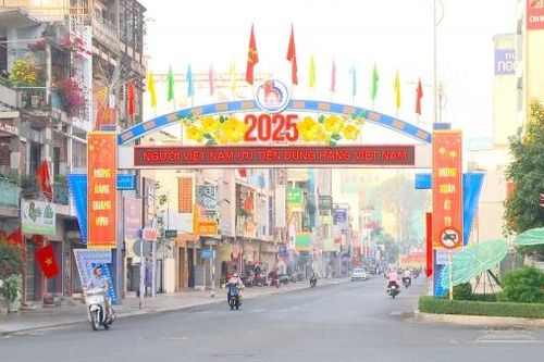 Người dân thích thú du Xuân, đón Tết trong thời tiết se lạnh