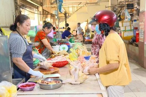 Mùng 3 Tết, hải sản ở chợ tăng cao, siêu thị bình ổn giá
