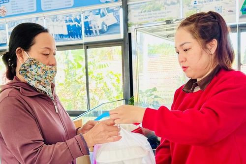 Những suất ăn nghĩa tình ấm lòng bệnh nhân ngày Tết