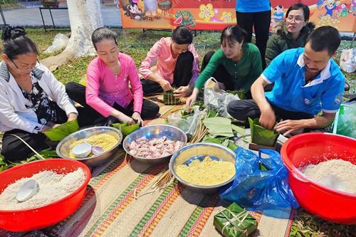 Mâm cỗ ngày xuân, bánh chưng, bánh tét lên nhiều báo quốc tế