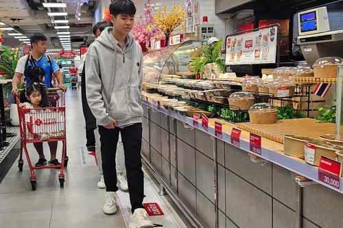 Đông khách vui chơi kết hợp mua sắm đầu năm