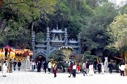 Hàng vạn du khách xông đất Tuyên Quang đầu năm Ất Tỵ 2025