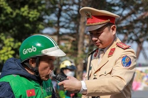 CSGT Hà Nội ứng trực, tăng cường xử lý vi phạm ngày Tết