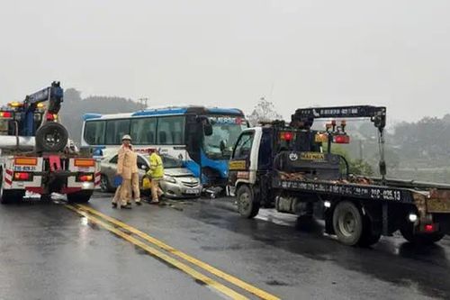 Ô tô va chạm trên cao tốc, hai người bị thương