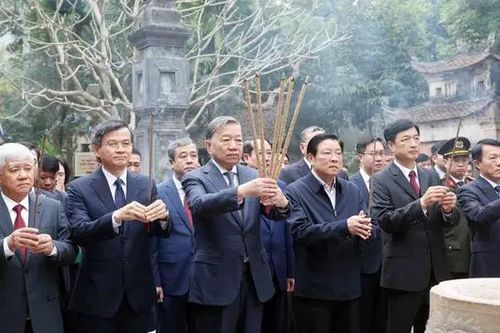 Tổng Bí thư Tô Lâm dâng hương tại cố đô Hoa Lư