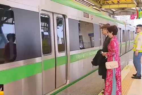 Người dân du xuân bằng tàu điện trên cao