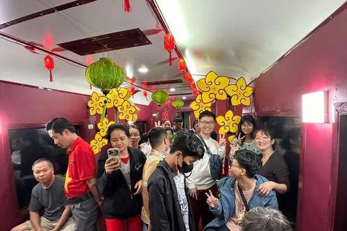 'Xông đất' trên những chuyến tàu đầu năm