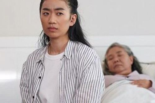 Gần Tết, giúp việc đề nghị sốc, chủ nhà bật khóc nhìn mẹ nằm liệt giường